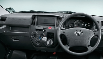 DX（2WD）・5M/T。インパネ