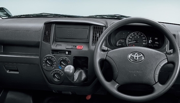 DX（2WD）・5M/T。インパネ