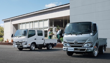 写真左はダブルキャブ・2WD・ジャストロー・木製デッキ・1.0トン積・2.0Lガソリン車