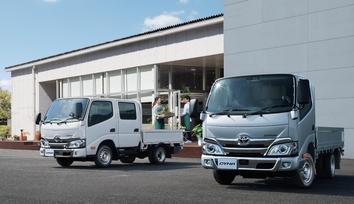 写真左はダブルキャブ・2WD・ジャストロー・木製デッキ・1.0トン積・2.0Lガソリン車