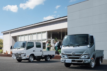 写真左はダブルキャブ・2WD・ジャストロー・木製デッキ・1.0トン積・2.0Lガソリン車