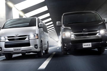 （左）：VAN・2WD・2800ディーゼル・標準ボディ・スーパーGL