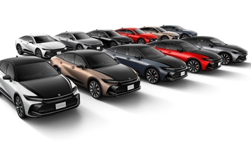 （前列）：CROSSOVER RS（2.4Lターボハイブリッド車）